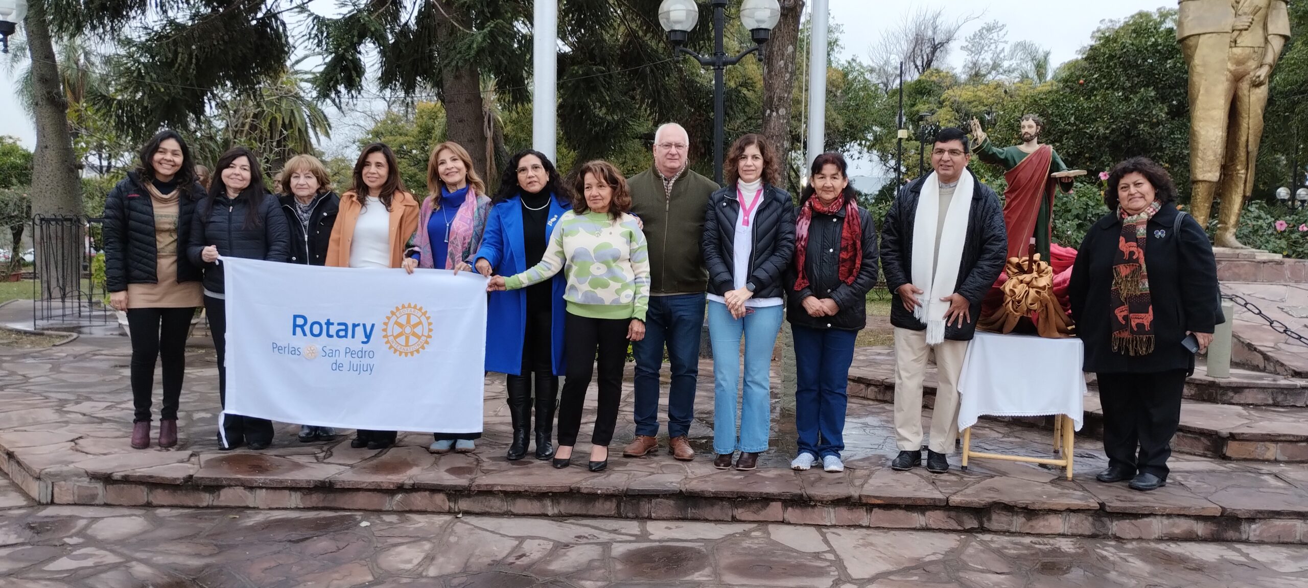 https://laradiodelaciudad.blog/wp-content/uploads/2024/06/izamiento-rotary-scaled-1.jpg